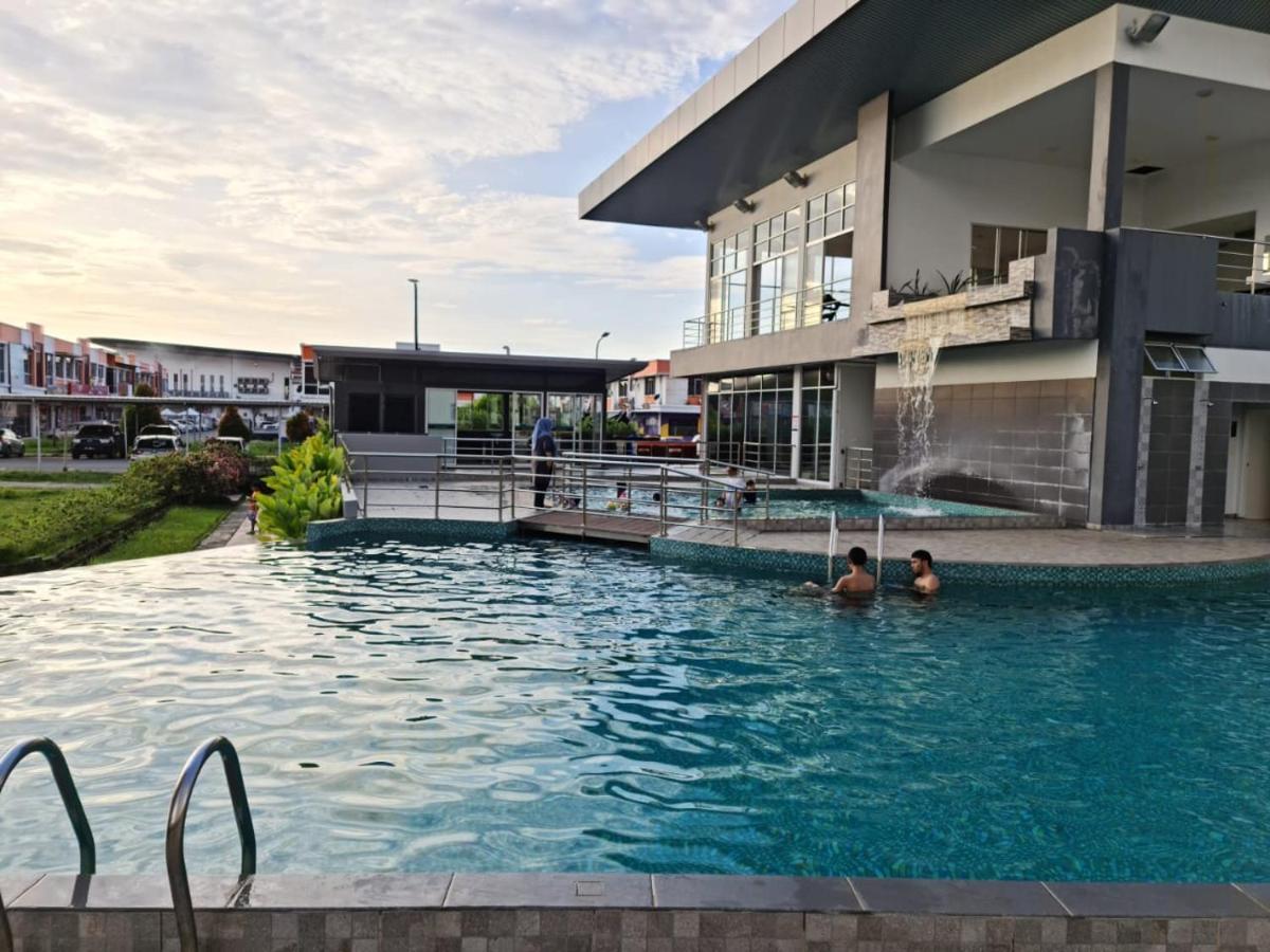 Rhr Deluxe Guesthouse Kinarut Papar Sabah - Pool View Екстер'єр фото